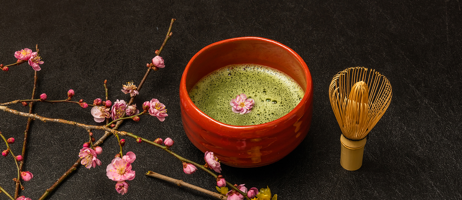 茶道体験のイメージの立てたお茶と桜